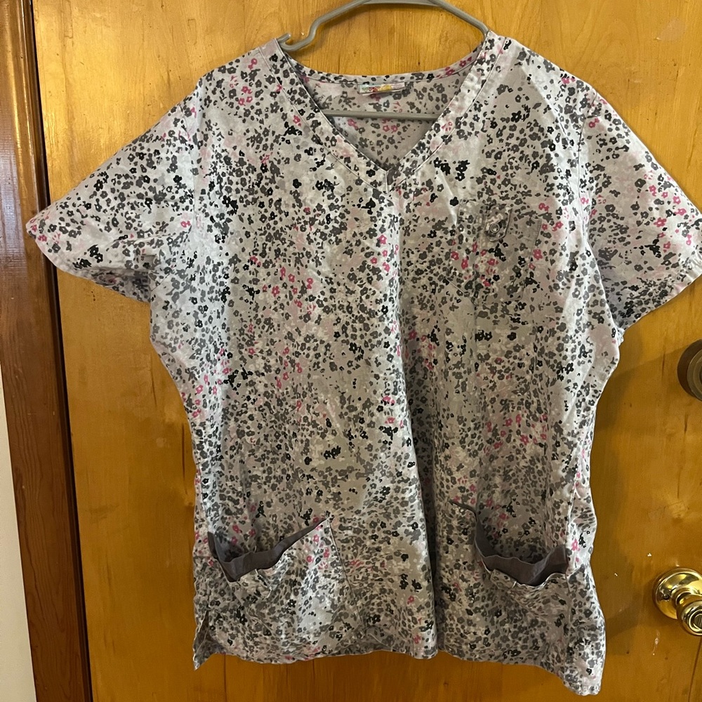 UA scrub pre loved scrub top